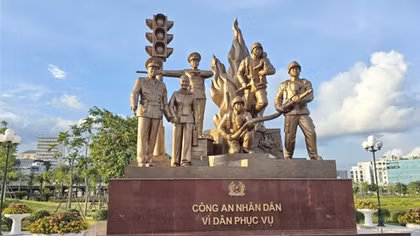 Khánh thành Tượng đài “Công an nhân dân vì dân phục vụ” tại tỉnh Quảng Ninh