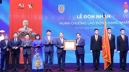 Thủ tướng Phạm Minh Chính trao Huân chương Lao động hạng Nhất tặng Bộ Tư pháp