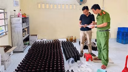 Phú Yên: Thu giữ hơn 2.000 chai rượu các loại tại cơ sở sản xuất nước giải khát
