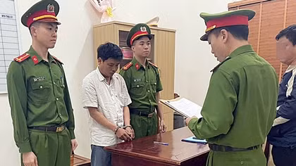 Ẩu đả nhau rồi đánh cả công an