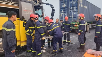 Cảnh sát kịp thời cứu 16 người gặp nạn trên xe khách tuyến cao tốc Cao Bồ - Mai Sơn