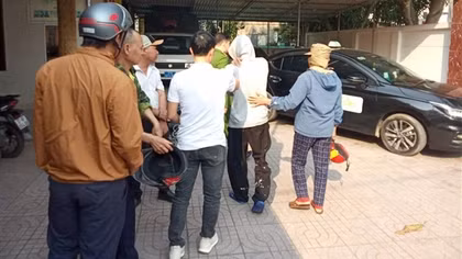 Kịp thời cứu nam thanh niên định “gieo sầu” ở cầu Cửa Hội