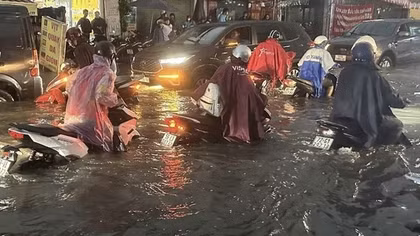 Tôn bay, cây đổ, đường ngập nước trong cơn mưa dông chiều tại TP Hồ Chí Minh