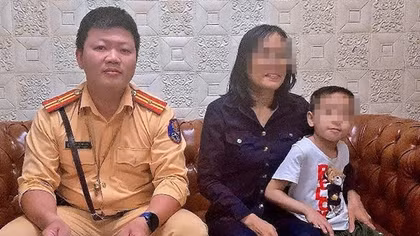 CSGT tìm người thân cho bé trai lớp 1 đi lạc đi lạc ở bến xe