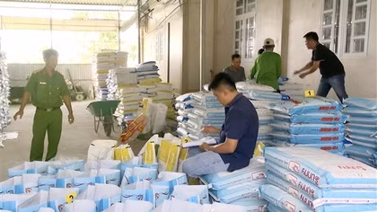 Tạm giữ hơn 37 tấn thức ăn nuôi tôm giả nhãn hiệu chuẩn bị bán ra thị trường