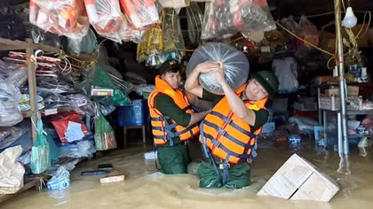 CBCS Công an tích cực hỗ trợ dân trong hoàn lưu bão số 11