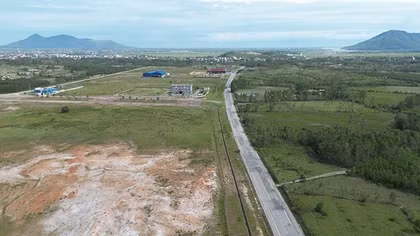 Khốn đốn vì đường chưa bàn giao đã xuống cấp