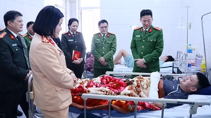 Thăm hỏi, động viên Đại úy Công an bị thương khi đang làm nhiệm vụ
