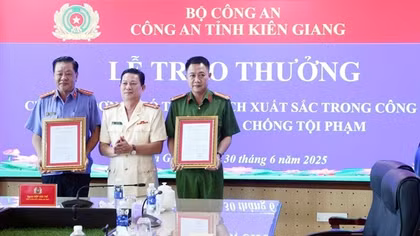 Trao thưởng 2 đơn vị bắt nhóm đối tượng lừa bán đất Sân bay Quốc tế Phú Quốc