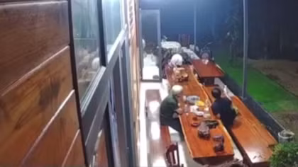 Người đàn ông bị bắn tử vong khi đang ngồi nhậu trước nhà