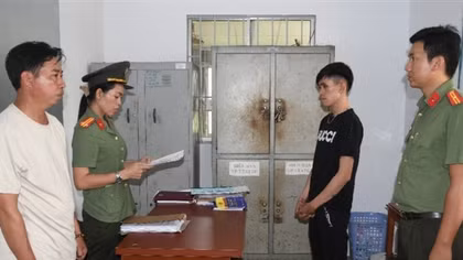 Khởi tố, bắt tạm giam đối tượng mang súng tìm nhân viên quán nhậu để giải quyết