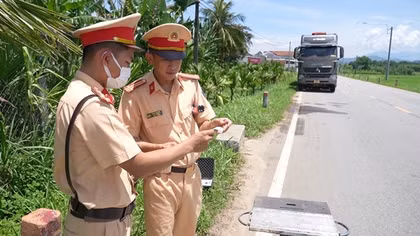 Công an Quảng Ngãi xử phạt nghiêm xe 3 đầu kéo, ô tô tải chở cát quá tải