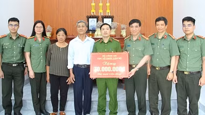 Trao kinh phí hỗ trợ xây mới nhà ở cho gia đình Đại uý Thào Quốc Việt