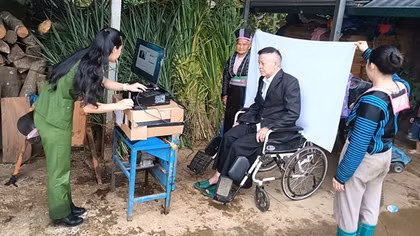 Công an tỉnh Sơn La làm thêm giờ, đến tận nhà đảng viên để lập hồ sơ đổi thẻ Đảng