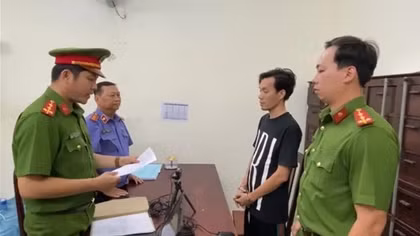 Bắt tạm giam kẻ trêu ghẹo cô gái, đập bể kính cửa quán ăn