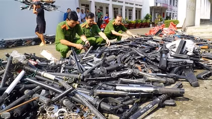 Công an Long An dùng xe lu tiêu hủy hàng ngàn vũ khí, công cụ hỗ trợ