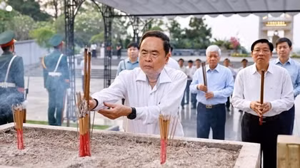 Chủ tịch Quốc hội Trần Thanh Mẫn dâng hương tưởng niệm các Anh hùng liệt sỹ
