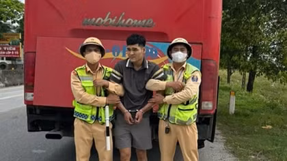 CSGT Nghệ An bắt đối tượng dùng dao khống chế nhân viên bán hàng để cướp