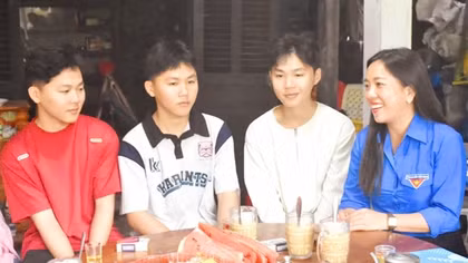 Ba anh em sinh ba tình nguyện nhập ngũ