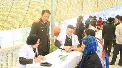 Khám bệnh miễn phí và trao quà tặng bà con xã biên giới Hà Giang