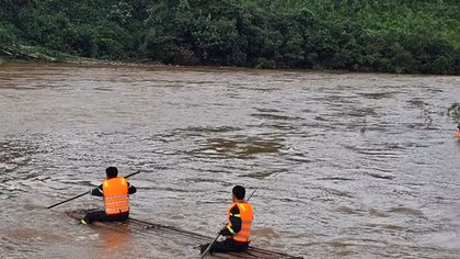 Nỗ lực tìm kiếm bé gái bị lũ cuốn trôi ở Quảng Ninh