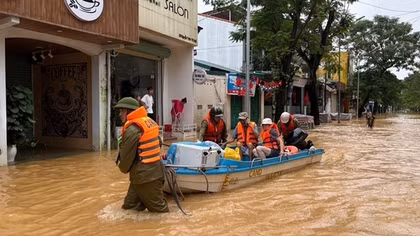 Công an Huế kịp thời hỗ trợ nhiều thai phụ, đảm bảo an toàn trong vùng ngập lũ
