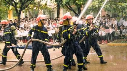 Đắk Lắk: Gần 1.200 giáo viên, học sinh trải nghiệm kỹ thuật chữa cháy và cứu nạn
