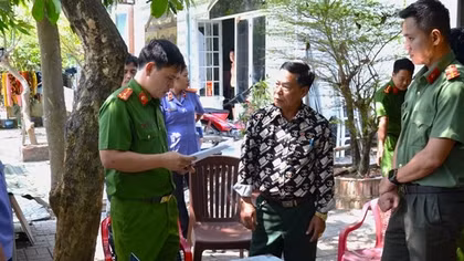 Sắm trang phục Quân đội “tạo mác” để khiếu kiện rồi quay Tiktok miệt thị cơ quan chức năng