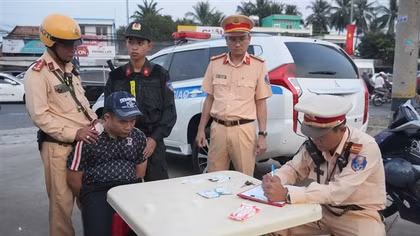 Cảnh sát giao thông bắt quả tang đối tượng tàng trữ ma túy