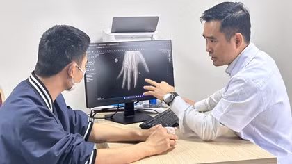 Nối ngón tay bị đứt rời cho thủy thủ sau 25 tiếng gặp tai nạn