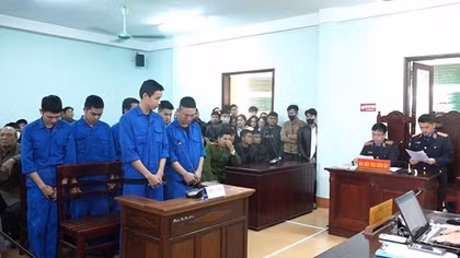Nhậu say, 6 thanh niên thuê quán karaoke để... chơi ma túy