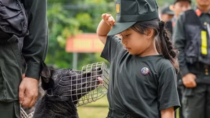 Trẻ em thích thú với trải nghiệm huấn luyện chó nghiệp vụ