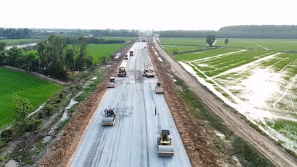 Công nhân làm việc xuyên Tết trên cao tốc Cần Thơ - Cà Mau