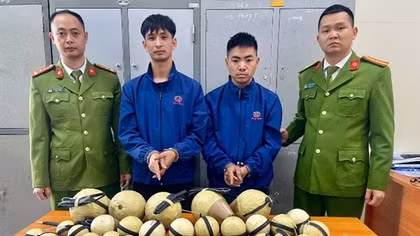 Ôm hai thùng “hàng Tết”, đứng hóng gió đêm ven đường