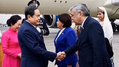 Chủ tịch Quốc hội bắt đầu tham dự Đại hội đồng IPU-150, thăm Uzbekistan