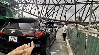 Cần cẩu sập đè trúng 2 ô tô