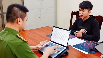 Đeo khẩu trang, cầm dao nhọn vào cửa hàng cướp máy tính