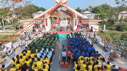 Trường Đại học Cửu Long khánh thành “Đường cờ chiến thắng”