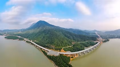 "Khoét núi, ngủ hầm" trên công trường trọng điểm quốc gia