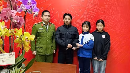 Nhặt được tài sản liền nhờ Công an phường trả lại cho người đánh rơi