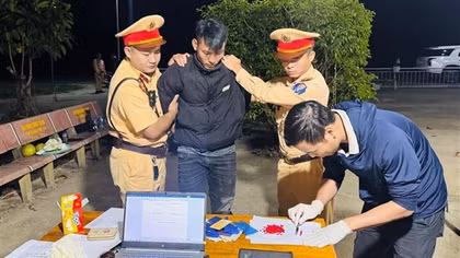 Đi xe máy cùng 1400 viên ma tuý không qua được mắt… CSGT