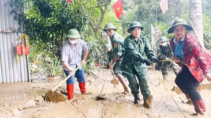 Lửa trong lũ và trái tim người giữ bản