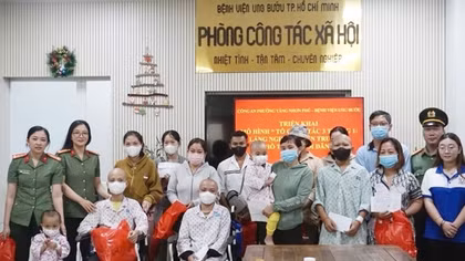 Tuyên truyền ứng dụng SOS và tặng 300 phần quà cho các bệnh nhi ung bướu