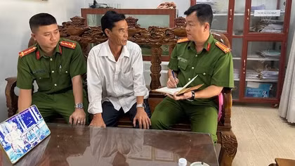 Tháng ba, ghi ở Công an xã vùng biên Long An