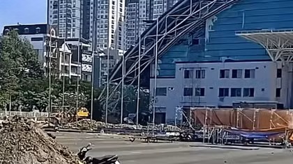 Sập giàn giáo, 2 công nhân rơi từ độ cao 5m xuống đất thương vong