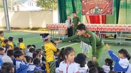 “Chàng Đam San kể chuyện” cuốn hút bà con dân tộc thiểu số