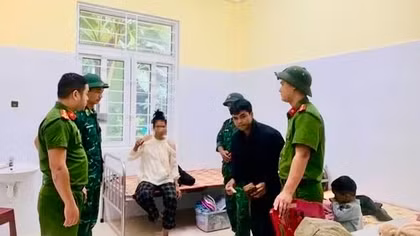 Công an xã kịp thời đưa hai sản phụ vượt lũ đến bệnh viện an toàn