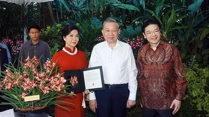 Tổng Bí thư và Phu nhân đặt tên hoa lan tại Vườn lan Quốc gia ở Singapore