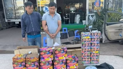 Bắt giữ đối tượng vận chuyển gần 2 tạ pháo lậu