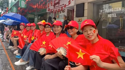 Người dân khắp nơi đổ về Thủ đô mong chờ được chứng kiến những khoảnh khắc đầy tự hào